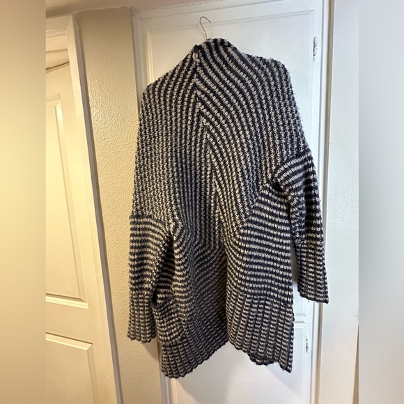 Barney’s Sweater - Picture 3 of 3